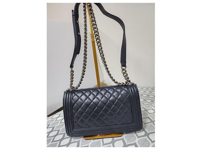 Borsa a spalla CHANEL Boy in pelle caviar trapuntata, media, blu navy - vista 4
