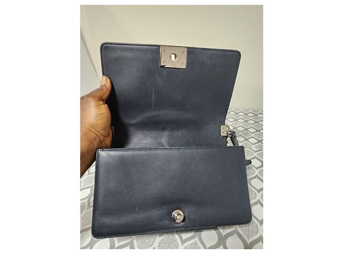 Borsa a spalla CHANEL Boy in pelle caviar trapuntata, media, blu navy - vista 5