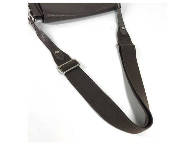 Borsa a tracolla Louis Vuitton Taiga Andrei Marrone - vista 14