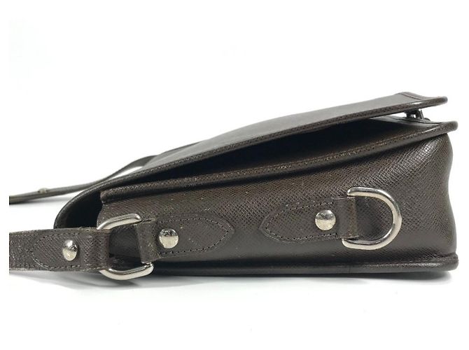Borsa a tracolla Louis Vuitton Taiga Andrei Marrone - vista 3