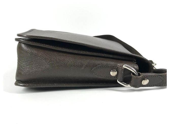 Borsa a tracolla Louis Vuitton Taiga Andrei Marrone - vista 4