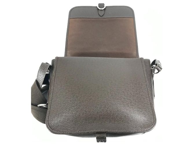 Borsa a tracolla Louis Vuitton Taiga Andrei Marrone - vista 8