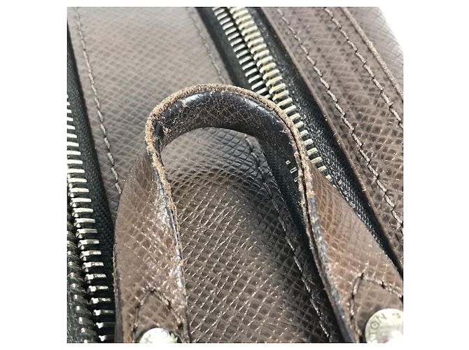 Borsa Ivan Truth in Taiga Louis Vuitton Marrone - vista 15