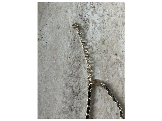 Collana lunga Chanel metallo oro champagne pendente CC D'oro - vista 6