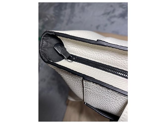Borsa tote Louis Vuitton Christopher in pelle beige - vista 13