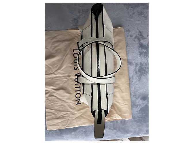 Borsa tote Louis Vuitton Christopher in pelle beige - vista 14