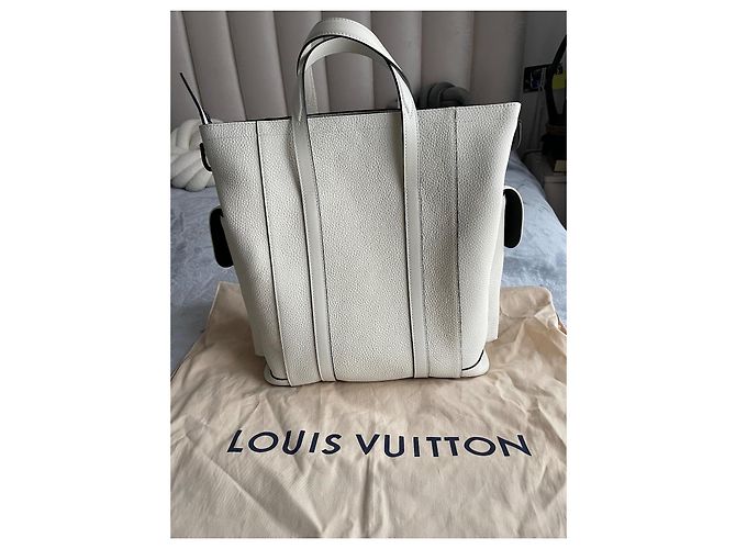 Borsa tote Louis Vuitton Christopher in pelle beige - vista 3