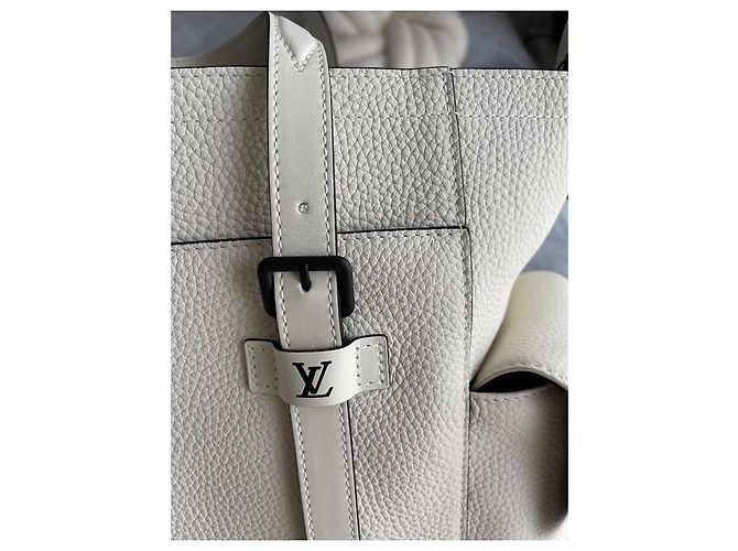Borsa tote Louis Vuitton Christopher in pelle beige - vista 7