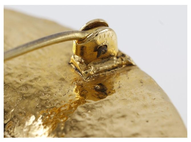 Chanel Brosche in Form eines vergoldeten Strohhuts Golden - Ansicht 7
