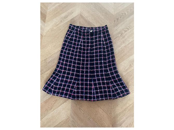 Falda Chanel de tweed negro con cuadros azules y rojos - vista 5