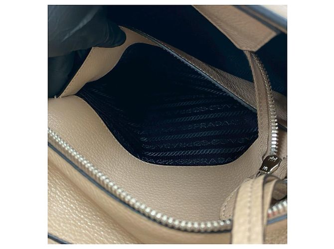Bolsa de ombro em couro Vitello Phoenix bege da Prada - vista 10