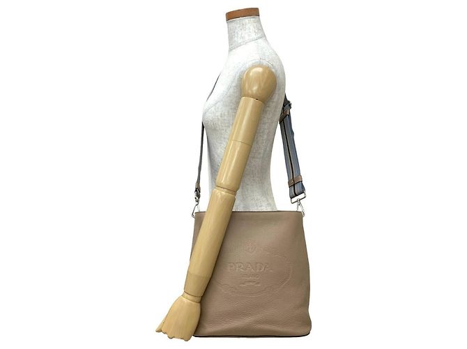 Bolsa de ombro em couro Vitello Phoenix bege da Prada - vista 2