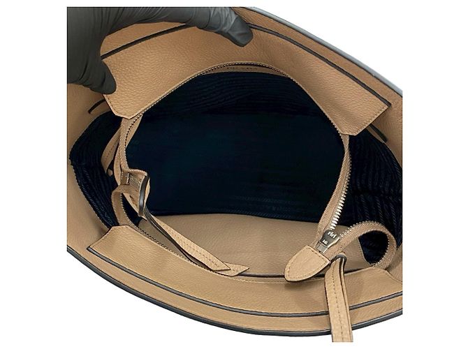 Bolsa de ombro em couro Vitello Phoenix bege da Prada - vista 9