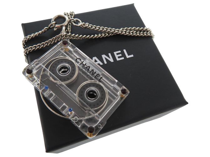 Collana in strass a forma di cassetta di Chanel Rosso Blu - vista 2