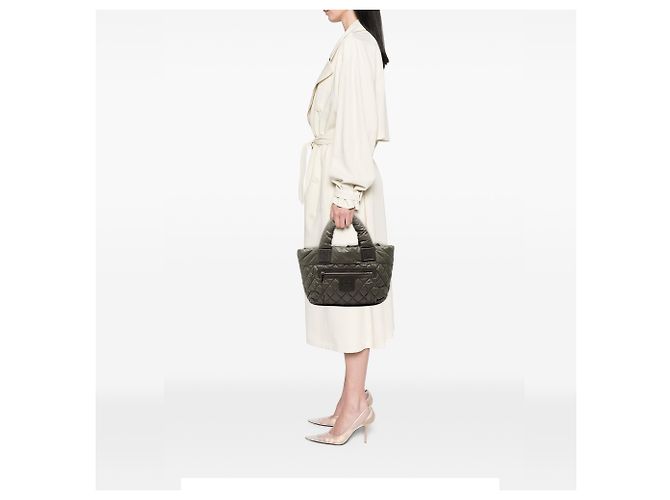Chanel Kleine Grüne Geknöpfte Nylon Coco Cocoon Tasche Olivgrün - Ansicht 9