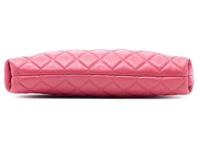 Clutch Kiss Lock de piel de cordero acolchada rosa de Chanel - vista 3