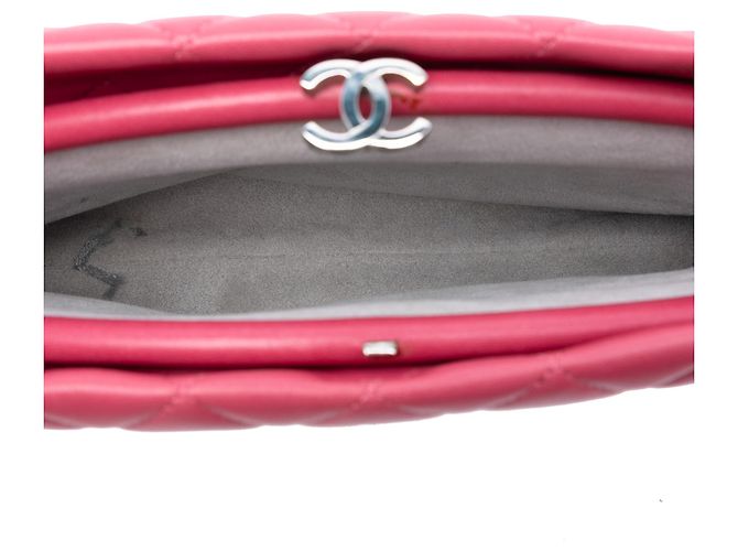 Clutch Kiss Lock de piel de cordero acolchada rosa de Chanel - vista 4