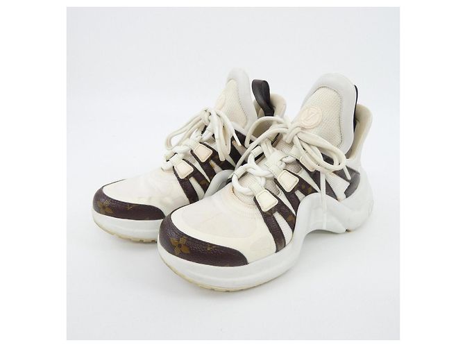 Sneakers Louis Vuitton LV Archlight in vernice monogram Bianco - vista 3