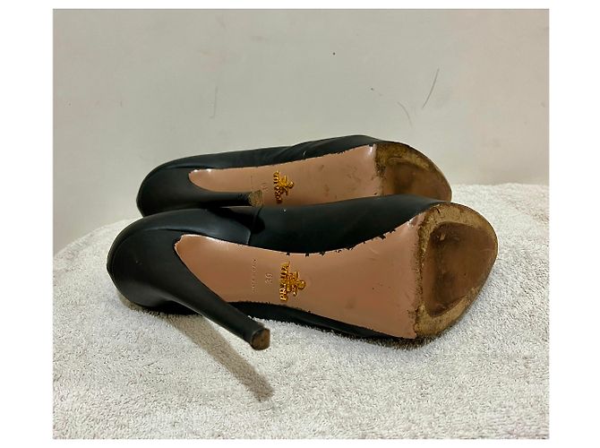 Prada High Heels aus schwarzem Leder - Ansicht 6