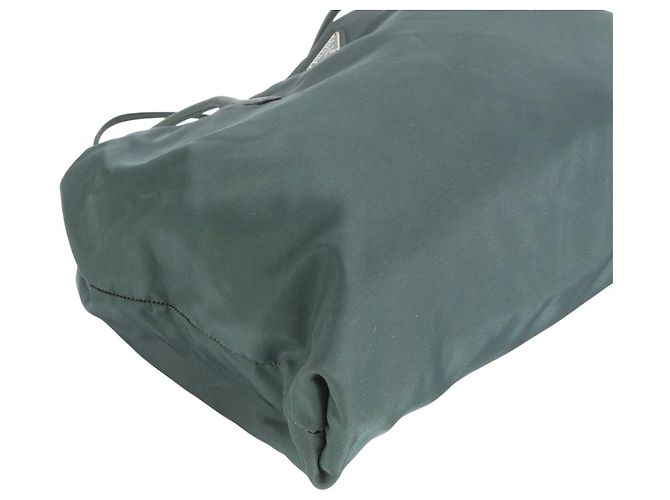Borsa a spalla in nylon tessuto nero e verde scuro con logo Prada - vista 4