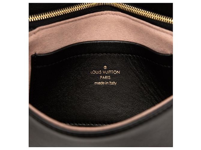 Borsa a spalla Pochette Coussin con catena in Monogramma embossato Louis Vuitton Nero - vista 5