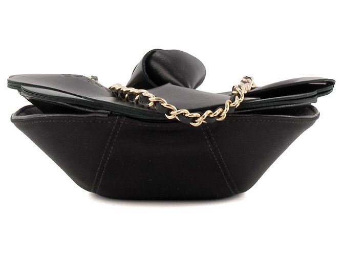 CHANEL - Borsa Camelia Chanel in pelle e satin nero - vista 4