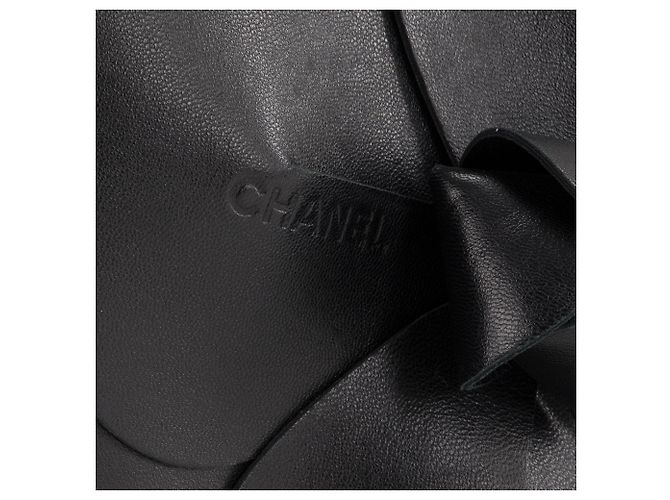CHANEL - Borsa Camelia Chanel in pelle e satin nero - vista 6