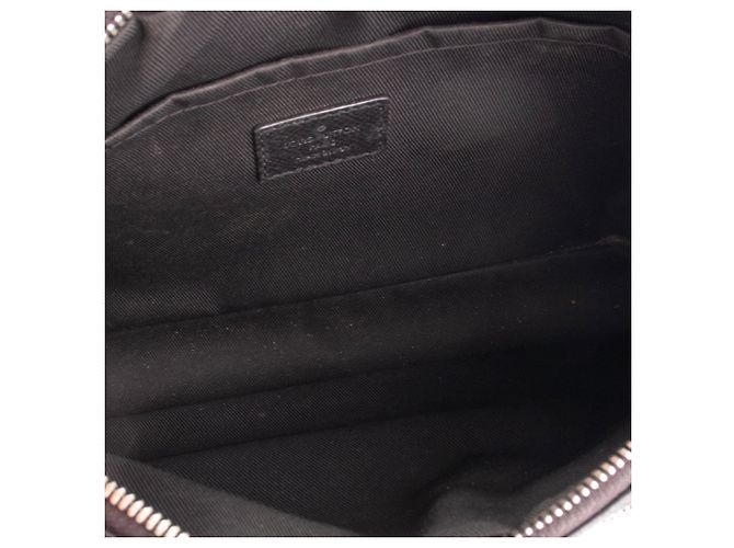 LOUIS VUITTON - Borsa a tracolla Outdoor Messenger Louis Vuitton in pelle nera e tela rivestita con monogramma eclipse Metallico - vista 10