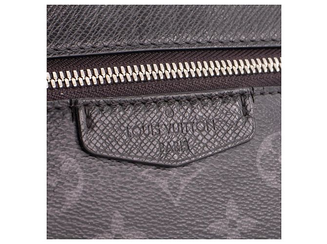 LOUIS VUITTON - Borsa a tracolla Outdoor Messenger Louis Vuitton in pelle nera e tela rivestita con monogramma eclipse Metallico - vista 5