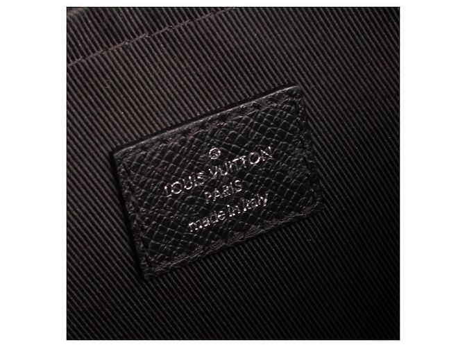 LOUIS VUITTON - Borsa a tracolla Outdoor Messenger Louis Vuitton in pelle nera e tela rivestita con monogramma eclipse Metallico - vista 9