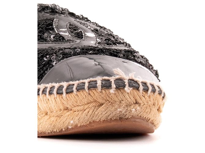 CHANEL - Espadrillas CC Chanel in paillettes e pelle verniciata nera (T37) Nero - vista 6