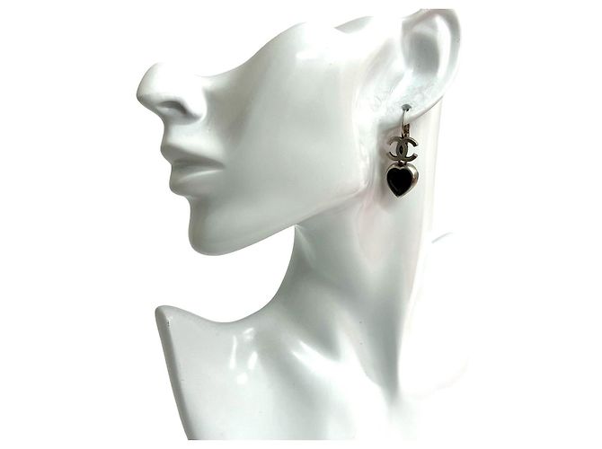 Classique Boucles d'oreilles en forme de cœur avec le logo Coco de Chanel Argenté Métallisé - vue 2