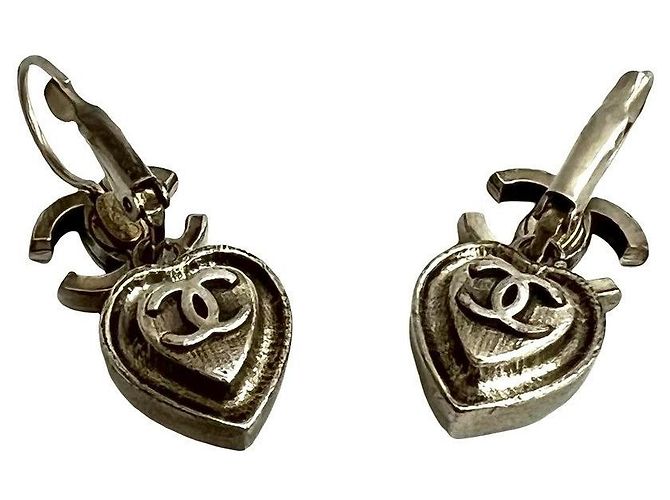 Classique Boucles d'oreilles en forme de cœur avec le logo Coco de Chanel Argenté Métallisé - vue 5