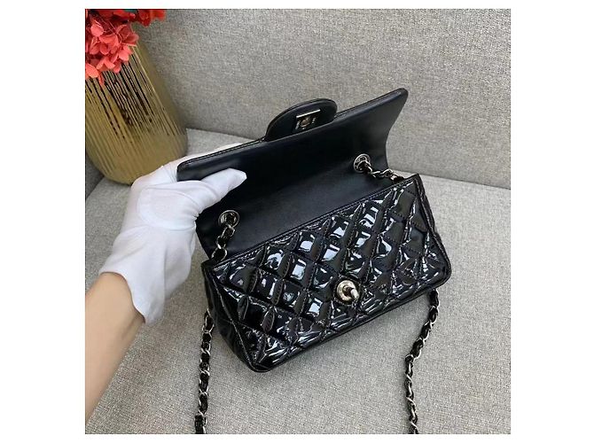 Bolso rectangular clásico mini Chanel en piel de charol negra Negro - vista 14
