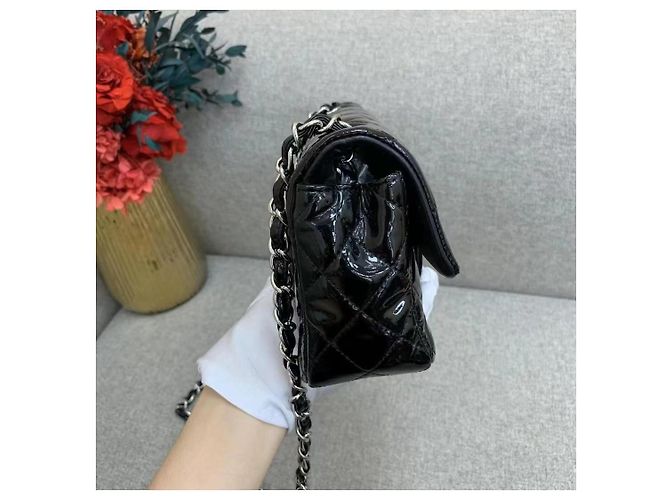 Bolso rectangular clásico mini Chanel en piel de charol negra Negro - vista 7