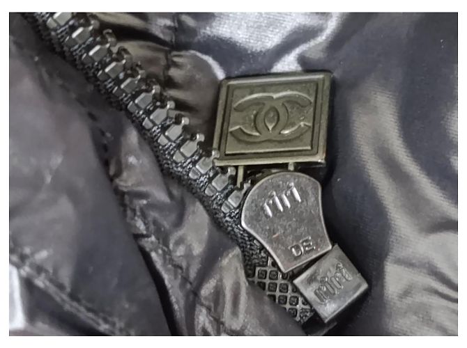 Increíble Chaqueta Bomber con Capucha de la Colección Deportiva Rara de Chanel Negro - vista 6