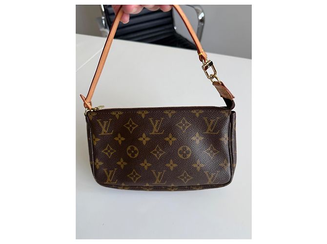 Louis Vuitton Pochette Accessoires Monogram Marrone - vista 14