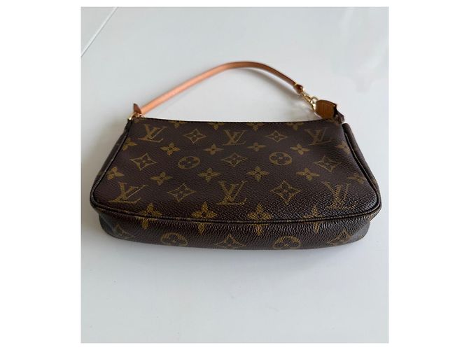 Louis Vuitton Pochette Accessoires Monogram Marrone - vista 4