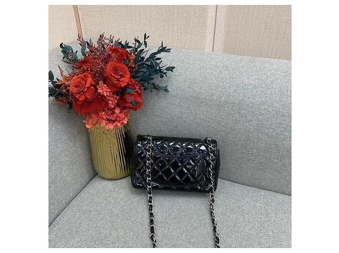 Bolso rectangular clásico mini Chanel en piel de charol negra Negro - vista 3
