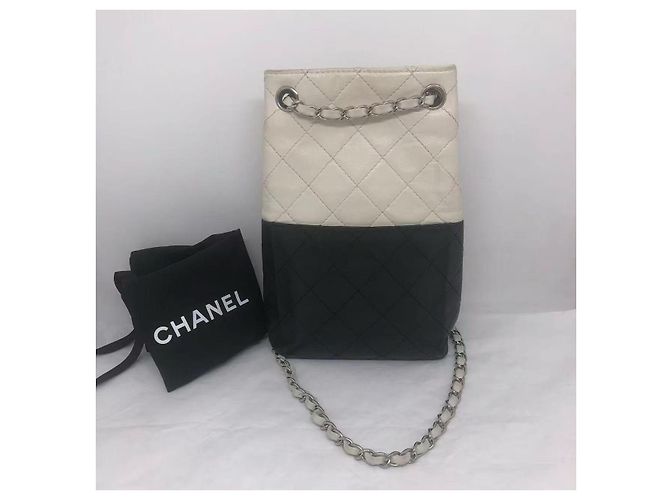Bolsa de ombro bicolor com logo CC Chanel 08-09 em couro de cordeiro matelassado. Preto Branco - vista 2