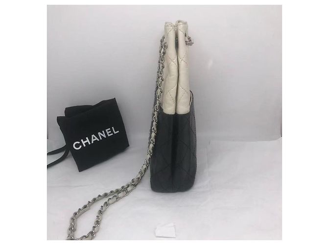 Bolsa de ombro bicolor com logo CC Chanel 08-09 em couro de cordeiro matelassado. Preto Branco - vista 3
