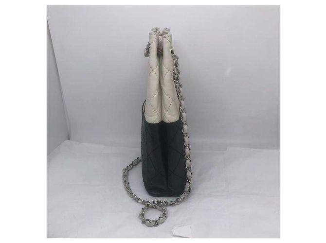 Bolsa de ombro bicolor com logo CC Chanel 08-09 em couro de cordeiro matelassado. Preto Branco - vista 4