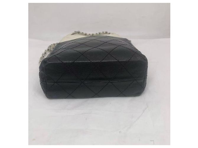 Bolsa de ombro bicolor com logo CC Chanel 08-09 em couro de cordeiro matelassado. Preto Branco - vista 5