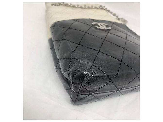 Bolsa de ombro bicolor com logo CC Chanel 08-09 em couro de cordeiro matelassado. Preto Branco - vista 6