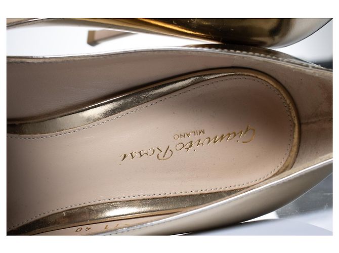Gianvito Rossi, décolleté in pelle specchiata dorata D'oro - vista 9