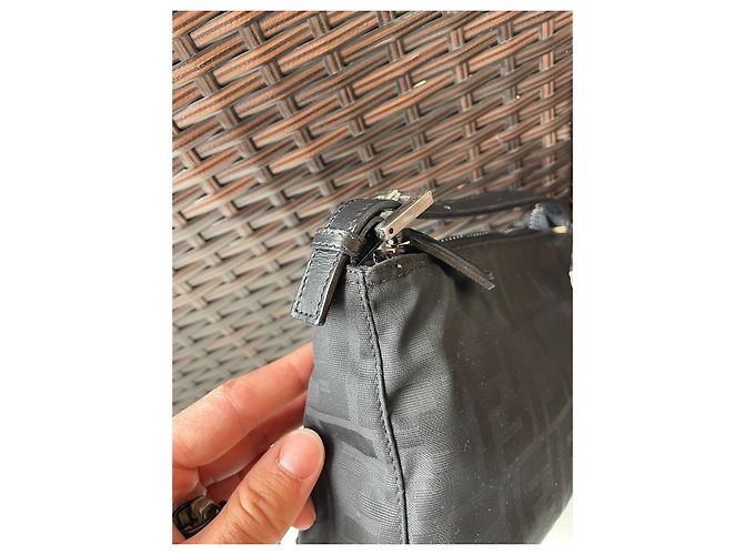 Borsa Fendi Baguette Mini Nera in Tessuto Nero - vista 5