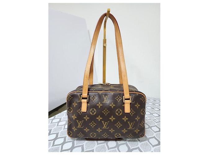 Louis Vuitton Monogram Cite MM Marrone Beige - vista 4