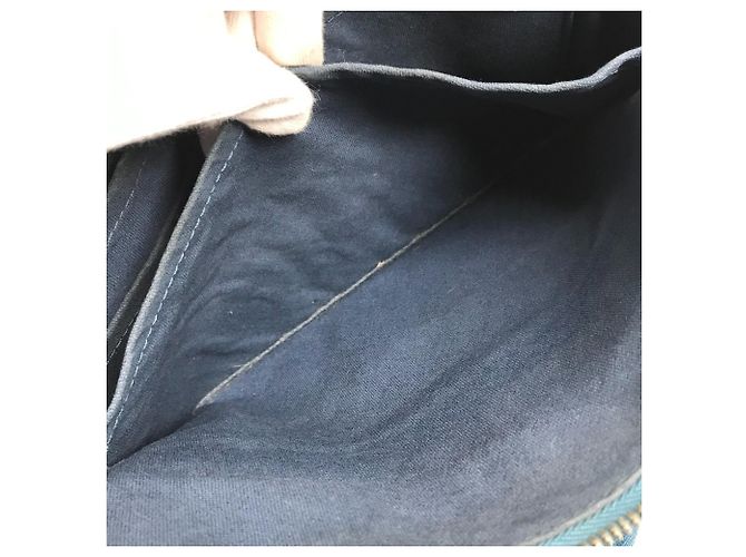 Bolso Mensajero PM Taiga Grigori Louis Vuitton Azul - vista 16