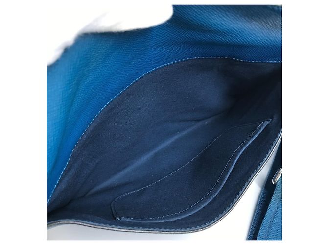Bolso Mensajero PM Taiga Grigori Louis Vuitton Azul - vista 17
