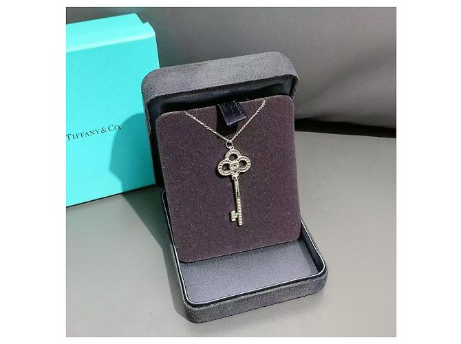 Tiffany & Co Pendente chiave corona Tiffany in oro 18K con diamanti. Argento - vista 2